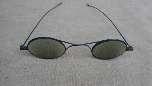 Alte brille mit dunklen - alte,