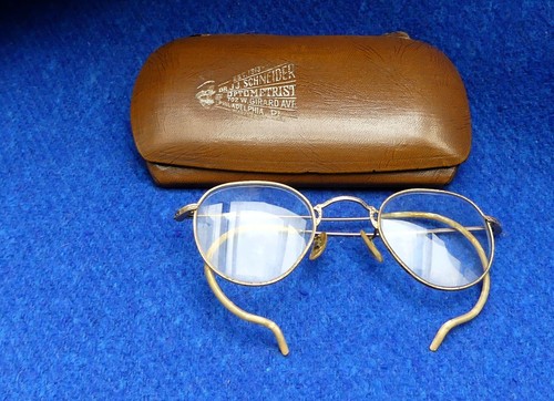 Antike goldfarbene drahtbrille - antike,